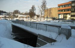 Bru i Stasjonsveien, nummer 1 av bruene over Sagelva, regnet ovenfra.