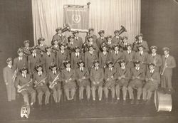 Strømmen Janitsjarkorps i Strømmen kino. Kjell Thon sitter med klarinett, rett foran fanen.