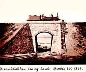 Strandbakken bro og bank. Træbro til 1861. Kilde: Jernbanemuseet