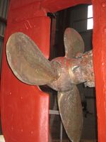 Bildet viser den trevenga propellen og litt av rorbeslaga på rorstamma.