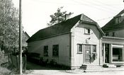 På bildet av Strømmen Postkontor fra 1948 vises med maksimal forstørrelse et skilt med teksten Brynstien på langveggen.