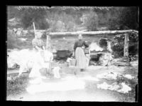 Klesvask på Stuguflåten (Lesja?) mellom 1880 og 1930.