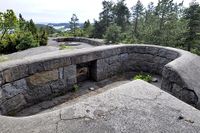 Søndre kommandoplass med søndre kanonstilling i bakgrunnen.