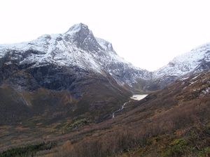 Sundalssetra (Volda) med Sundalssetrevatnet og Sundalsnipa over.JPG