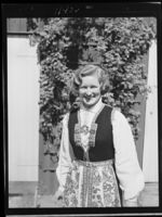 2. Sunnfjordbunad. Aslaug Huseklepp. Drøbak - no-nb digifoto 20150626 00188 NB MIT FNR 11406.jpg