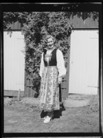 3. Sunnfjordbunad. Aslaug Huseklepp. Drøbak - no-nb digifoto 20150626 00190 NB MIT FNR 11405.jpg