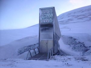 Svalbard globale frøhvelv inngang 2017.jpg