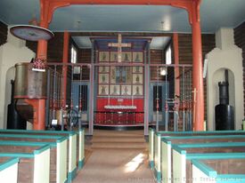 Gustavson sto for mye av dekoren i Svanvik kapell (1934), blant annet altertavlen og prekestolen. Foto: Torild Granhaug/Kirkebyggdatabasen