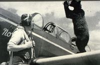 Svartbjørner liker Cola - på vingen! Foto: Forsvarsmuseet