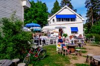 Vår er i ferd med å bli sommer i utserveringen ved Svartskog kolonial. Foto: Leif-Harald Ruud (2020)