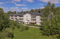 Seniorboliger i Prinsdal oppført for Lerdalsgrenda borettslag i 1987. Foto: Leif-Harald Ruud (2021).