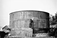 Oljetanken blir sveiset sammen. Foto: Ukjent. Utlånt av Anny Sørensen.