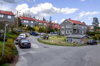 Horisontaldelte svenskehus i Karl Flods vei. Foto: Leif-Harald Ruud (2015)