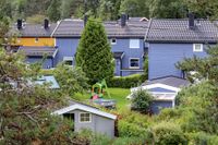 Vertikaldelte svenskehus i Berglyveien på Prinsdal. Foto: Leif-Harald Ruud (2023)