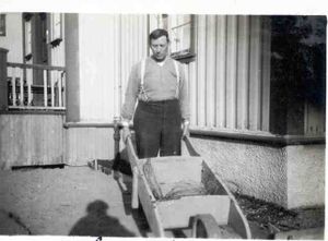 Sverre + trillebår.jpg