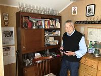 Sverre Ruud foran et av sine premieskap.