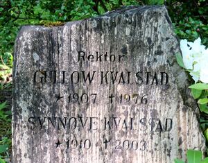 Synnøve og Gullow Kvalstad gravminne.JPG