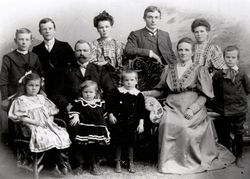 Syver Damhaugs familie 1905. Foreldrene: Syver og Juline Damhaug. Hovedrekke fra venstre: Einar, Sverre, Marie, Christian, Karoline, Øivind. Foran fra venstre: Signe, Magnhild, Thorbjørn.
