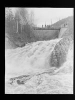 15. Tømmerfløting i Skjerva - no-nb digifoto 20150716 00249 NB MIT FNR 15993.jpg