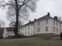 Bygningen i Storgaten 54 (nærmest) tilhørte Svend Foyn. Foto: Stig Rune Pedersen