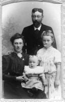 1907 (ca): Gurine og Johan B. Terjesen med Tora og Erling. (Kilde: Terjesenfoto/Jarl V. Erichsen)