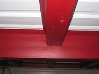 Etasjeskiller med opphengskroker for køyer i sagmesterboligen Taarnet.