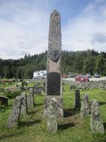 Minnestein på graven til eidsvollsmannen Talleiv Olsson Huvestad ved Eidsborg stavkirke. Foto: Elin Olsen