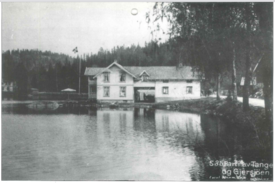 Tangen skysstasjon med deler av Ringnes skysstasjon til venstre. Gjennomkjøringen midt på bygget ble senere bygget igjen. Brant i 1989, i dag rasteplass. Foto: Oppegård historielag