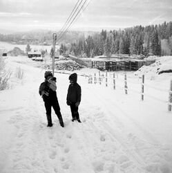 Tangerud med motorveibru under bygging. Barna står på veien ned mot stasjonen, den blir snart borte.
