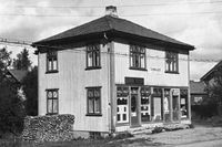 Strømsv 41 har i alle år hatt frisører i første etasje. Tidligere hadde tannlege Bjørn Iversen sin praksis i annen etasje.