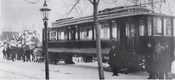 Teaktrikk fraktes på slede fra Skabo på Skøyen til Majorstuen med hestetrekk. Foto: Fra Holmenkollbanen 50 år