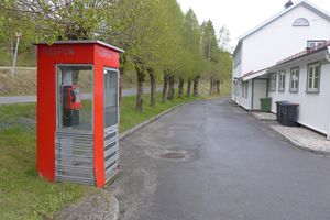 Telefonkiosk Gjerstad stasjon.JPG