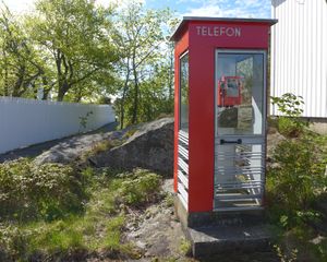 Telefonkiosk Holmen Lyngør.jpg