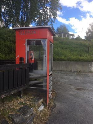 Telefonkiosk Krøderen Torg 2017.JPG