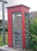 Telefonkiosk i Ringebu, omgjort til Ringebu mikrobibliotek. Foto: Knut Kjørkleiv (2021)