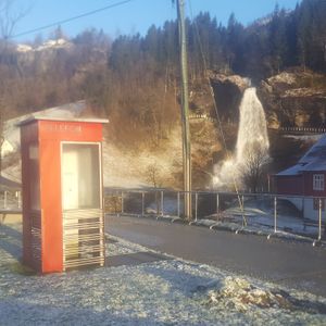 Telefonkiosk Steinsdalsfossen Kvam.jpg