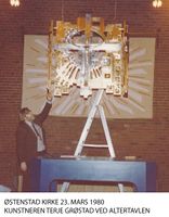 Altertavla i Østenstad kirke er laget av kunstneren Terje Grøstad (1925–2011). Foto: Vollen historielag (1980).