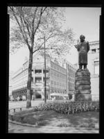 Ibsen-statuen ved Nationaltheatret i Oslo. Foto: Jac Brun (1957).