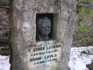 Theodor Løvstad gravminne.jpg