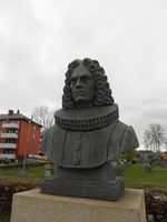 Thomas von Westen (1682-1727), kalt Samenes apostel. Byste ved porten til Mo kirke. Kunstner er Kolbjørn Juel Sørlie og verket er fra 1974. Foto: Siri Iversen (2017).