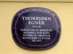 Nr. 5: Blå plakett til minne om Thorbjørn Egner. Foto: Stig Rune Pedersen