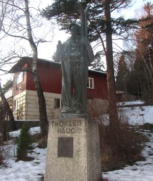 Thorleif Haug statue Drammen.jpg