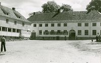 Thornegården, med Spinnerigården til venstre i bildet. Foto: Halvor Vreim (1941)