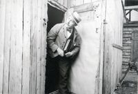 Ein låntakar ved Fyresdal Folkebibliotek truleg 1920åra. Foto Kjetil Skomdal