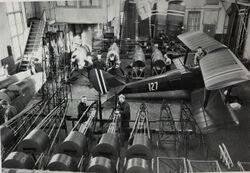 Tiger Moth DH82 under bygging i fabrikken.