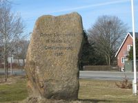 Minnestein i Tinglev helt sør i dagens Danmark, til minne om gjenforeningen i 1920. Foto: Stig Rune Pedersen (2013)