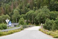 Bru over Måna i enden av Rollagvegen sett fra Gaustavegen. Foto: Roy Olsen (2021).