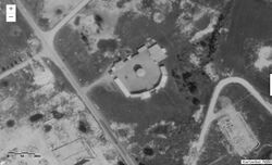 Tivoli mellom bombehullene ved Fetveien 1945.