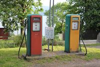 To gamle drivstoffpumper ved gård på Helgøya.JPG