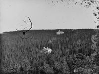 Øverste store hvite bygning er Anne Kures hotel. Foto: Marthinius Skøien